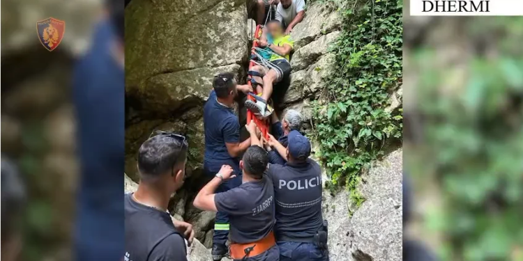 Turisti 45-vjeçar nga Rumania shpëtohet pas thyerjes së këmbës dhe ngecjes në Kanionet e Gjipesë