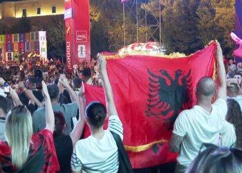 Turp! Protestuesit bllokojnë ekranin e Botërorit në Sheshin Skënderbej — Çfarë ndodhi në Fan Zone ditën e kaluar