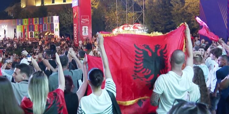 Turp! Protestuesit bllokojnë ekranin e Botërorit në Sheshin Skënderbej — Çfarë ndodhi në Fan Zone ditën e kaluar