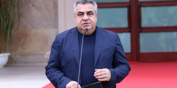 Ujku mjegull, e shfrytëzojnë për qëllime… Protestuesit para Kryeministrisë, ministri Gonxhja: Shqipëria nuk mund të përmbyset kaq befas
