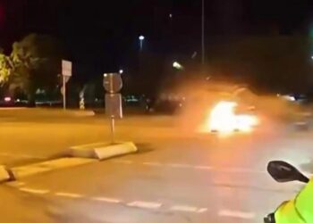 VIDEO: Aksident si në filma në Stamboll, dy makina përplasen dhe shpërthejnë në flakë, 3 të plagosur