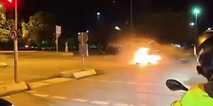 VIDEO: Aksident si në filma në Stamboll, dy makina përplasen dhe shpërthejnë në flakë, 3 të plagosur