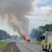 :VIDEO/ Kamioni që po transportonte fishekzjarrë u përfshi nga flakët në autostradë dhe krijoi shfaqje spektakolare për udhëtarët