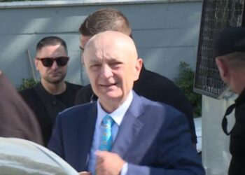:VIDEO/ Meta lë sërish qelinë për 12 orë, ish-presidenti mbërrin për të marrë ngushëllimet për babanë e tij