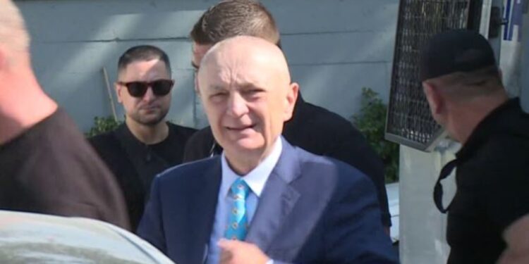 :VIDEO/ Meta lë sërish qelinë për 12 orë, ish-presidenti mbërrin për të marrë ngushëllimet për babanë e tij