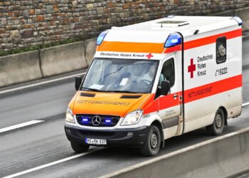 Vagonët e trenit dalin nga shinat dhe bien nga ura në Mynih, një i plagosur rëndë