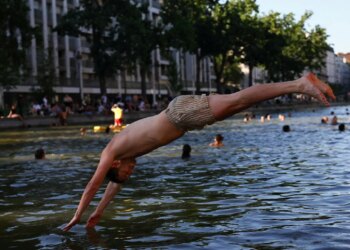 Vala ekstreme nxehtësie shndërron Senën në plazh, 3 viktima në Francë, temperaturat mbi 42°C përfshijnë Evropën