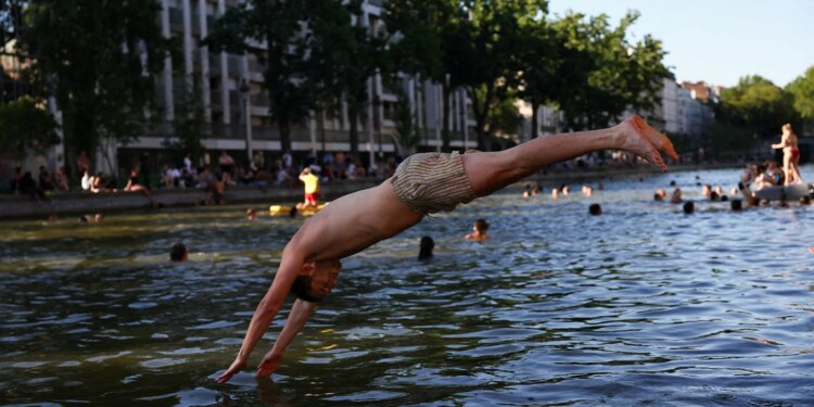 Vala ekstreme nxehtësie shndërron Senën në plazh, 3 viktima në Francë, temperaturat mbi 42°C përfshijnë Evropën