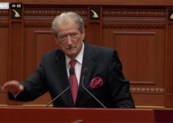 Vangjel Tavo po rrafshon një kodër në Vuno, Berisha te Ramës: Ta dish, katundi yt do të jetë...