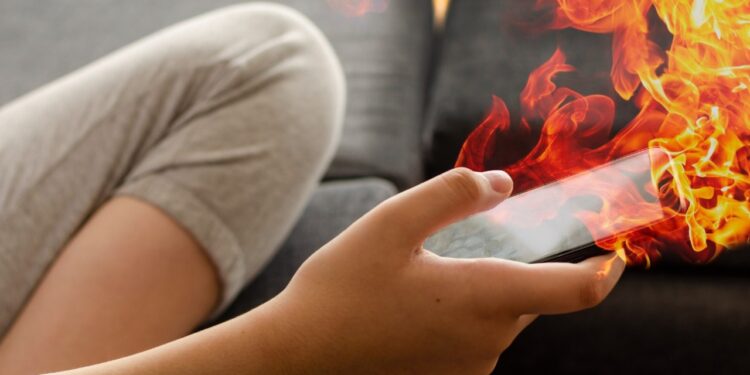 Vapa ekstreme, ekspertët: Rrezik për bateritë e telefonave celularë