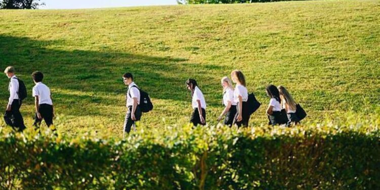 Vapa ekstreme vë Britaninë në alarm, dhjetëra shkolla mbyllen për të mbrojtur nxënësit