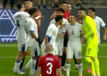 Video/ E turpshme nga izraelitët në Arenën Kombëtare, autori i golit provokon tifozët, përplaset menjëherë me Hysajn