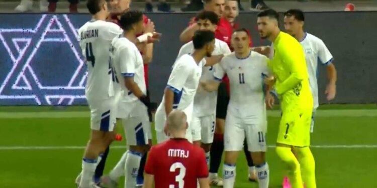 Video/ E turpshme nga izraelitët në Arenën Kombëtare, autori i golit provokon tifozët, përplaset menjëherë me Hysajn