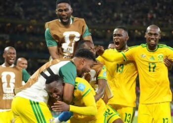 Video/ Futbollistët e Afrikës së Jugut shkruajnë historinë në Botëror dhe festojnë në dhomat e zhveshjes