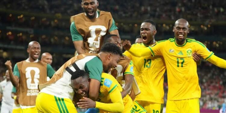 Video/ Futbollistët e Afrikës së Jugut shkruajnë historinë në Botëror dhe festojnë në dhomat e zhveshjes