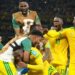 Video/ Futbollistët e Afrikës së Jugut shkruajnë historinë në Botëror dhe festojnë në dhomat e zhveshjes