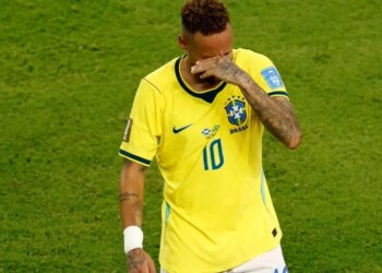 Video/ I gjithë stadiumi në këmbë: Momenti kur Neymar rikthehet në fushë me Brazilin, ylli i Santosit përlotet