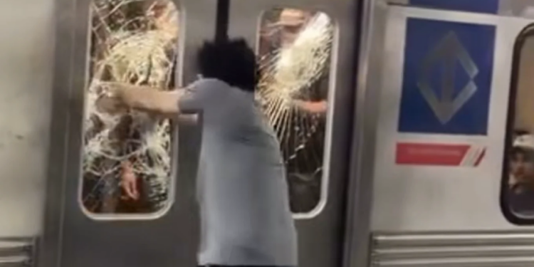 Video: Kaos në metronë e Sao Paulos, 39-vjeçari i dehur hidhet nga treni dhe thyen xhamat