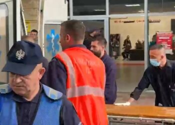 Video/ Me forca të shumta policore, autori i vrasjes së efektivit në Maliq mbërrin në spital