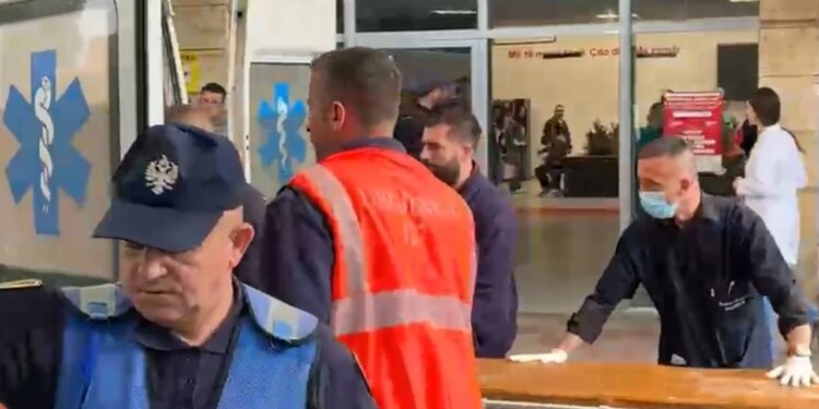 Video/ Me forca të shumta policore, autori i vrasjes së efektivit në Maliq mbërrin në spital