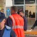 Video/ Me forca të shumta policore, autori i vrasjes së efektivit në Maliq mbërrin në spital