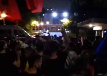 Video/ Opozitë e shitur, protestuesit ndalen para selisë së PD: Se Berisha ka mbaruar, ka mbaruar