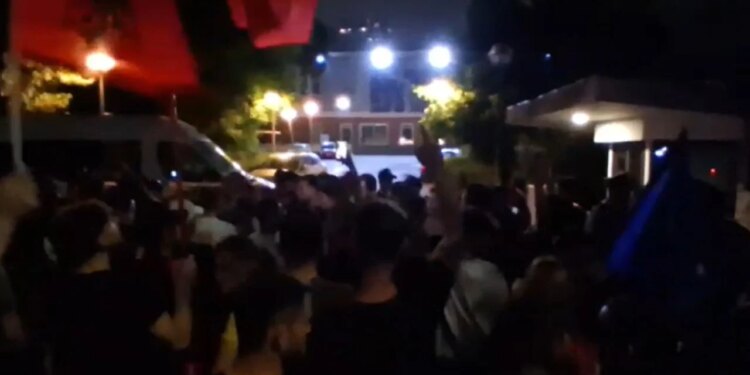 Video/ Opozitë e shitur, protestuesit ndalen para selisë së PD: Se Berisha ka mbaruar, ka mbaruar