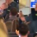 Video: Pasagjeri i dehur dhunon oficerin që ndërhyri për të qetësuar çiftin, kaos në fluturimin drejt MB-së