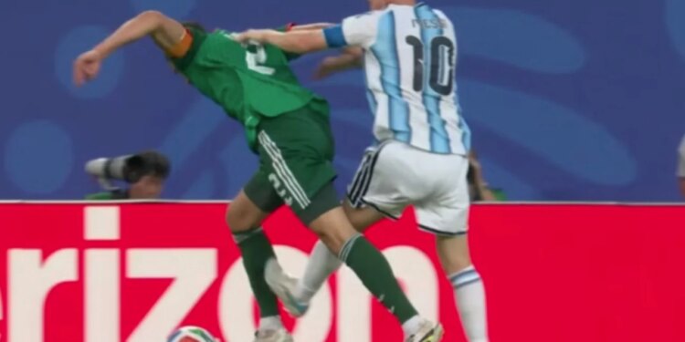 Video/ Polemikat në Argjentinë-Algjeri: tifozët shpërthejnë në rrjet, Messi duhej të dilte me karton të kuq