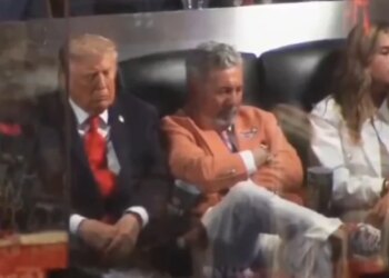 Video/ Sërish Trump: Presidenti amerikan filmohet duke dremitur gjatë finales së NBA