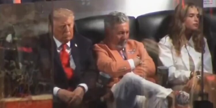 Video/ Sërish Trump: Presidenti amerikan filmohet duke dremitur gjatë finales së NBA