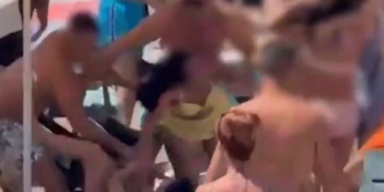 Video: Sherr masiv në hotel në Spanjë, turisti rreh brutalisht një 13-vjeçare; konflikti nisi për shezlongun