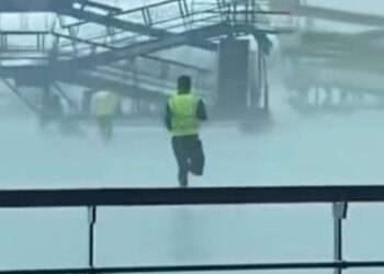 Video/ Skena kaotike në aeroportin e Delhit, stuhia dëmton tre avionë; punonjësit vrapojnë për të shmangur tragjedinë