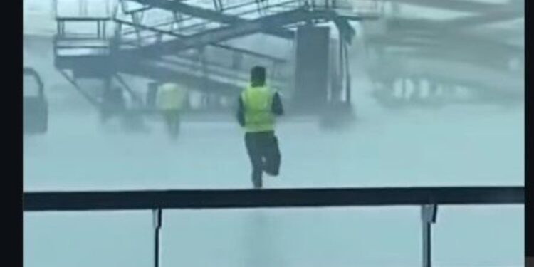 Video/ Skena kaotike në aeroportin e Delhit, stuhia dëmton tre avionë; punonjësit vrapojnë për të shmangur tragjedinë