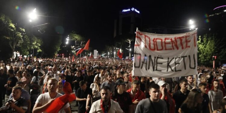 Video TikTok ndez konfliktin: debati për mikrofonin në protestën për Zvërnecin përfundon në polici me kallëzim për kanosje
