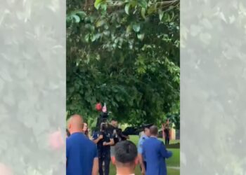 Video/ Tubimi zhvendoset para Kuvendit, protestuesit ndjekin deputetin Ardit Bido — Turp, turp