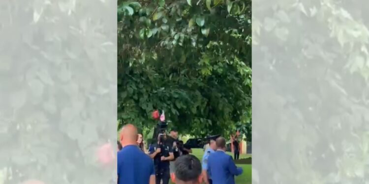 Video/ Tubimi zhvendoset para Kuvendit, protestuesit ndjekin deputetin Ardit Bido — Turp, turp
