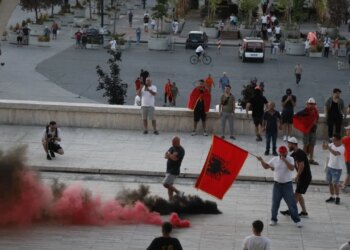 Video/ Xhama të thyer dhe dyer të shkatërruara pas tensioneve mes protestuesve dhe rojeve te Politekniku