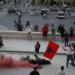 Video/ Xhama të thyer dhe dyer të shkatërruara pas tensioneve mes protestuesve dhe rojeve te Politekniku