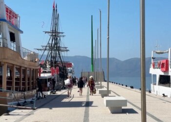 Vlora nis mbarë me turizmin; vjen fluksi i parë i të huajve, të mahnitur nga plazhet Sazan-Karaburun
