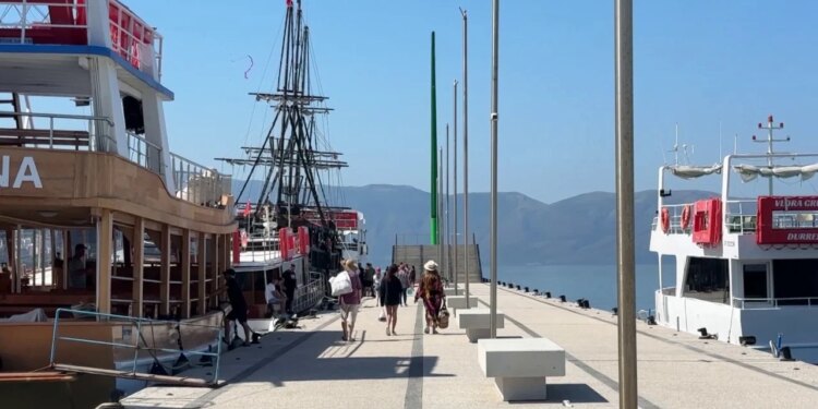 Vlora nis mbarë me turizmin; vjen fluksi i parë i të huajve, të mahnitur nga plazhet Sazan-Karaburun