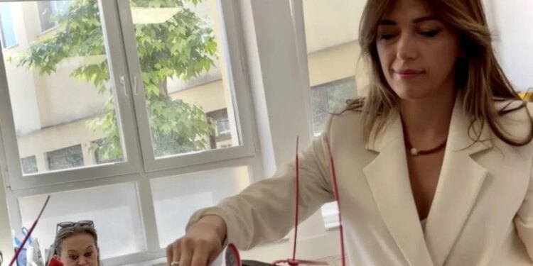 Votohet në Kosovë, presidentja në detyrë Haxhiu: Sa më e lartë pjesëmarrja, aq më e fortë demokracia jonë