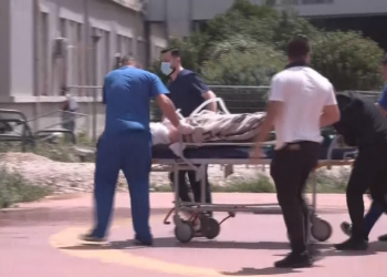 Vrau dhe plagosi një polic, momenti kur autori i masakrës në Maliq mbërrin në Spitalin e Traumës