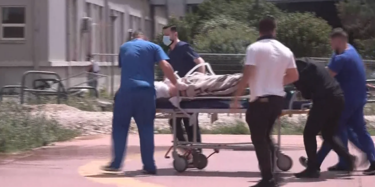 Vrau dhe plagosi një polic, momenti kur autori i masakrës në Maliq mbërrin në Spitalin e Traumës