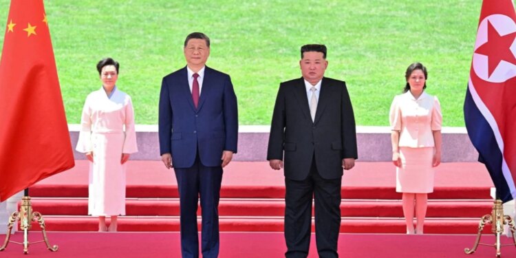 Xi Jinping vizitë zyrtare në Korenë e Veriut; Kim Jong Un pret me paradë ushtarake, flamuj kinez — diskutimet