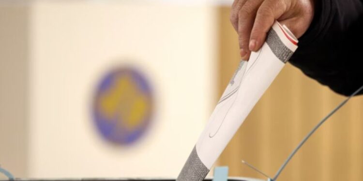 Zgjedhjet në Kosovë, KQZ: Deri në orën 15:00 kanë votuar 22.74% e elektoratit
