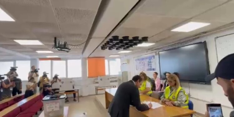 Zgjedhjet parlamentare në Kosovë: Albin Kurti voton; kryeministri thirrje qytetarëve: Sot vendosin votuesit, ushtrojeni të drejtën