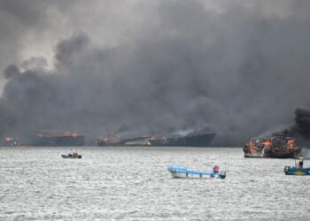 Zjarr i përmasave të mëdha dhe kaos në Ekuador; 35 anije peshkimi digjen në portin Mantas