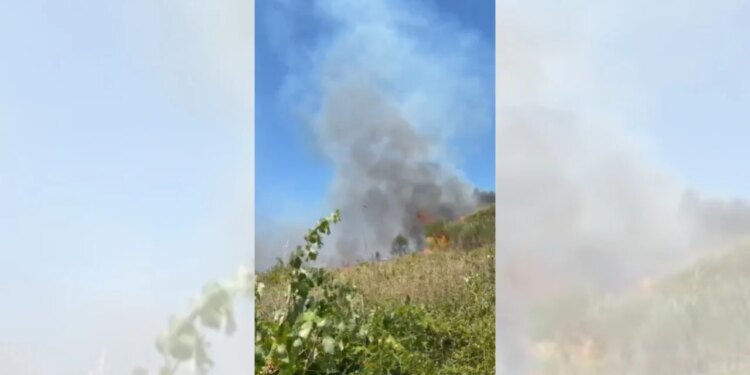 Zjarr i përmasave të mëdha në Cërrik; 21 zjarrfikës në terren, ndihmojnë edhe bashkitë fqinje