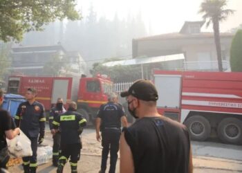 Zjarr masiv në Derven të Selanikut, një person vdes, një tjetër plagoset